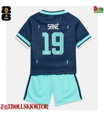Tyskland Leroy Sane #19 Borta Kläder Barn VM 2026 Kortärmad (+ Korta byxor)
